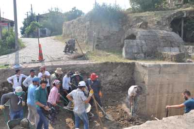 Düzce İli, Merkez İlçe, Çiftepınarlar Mahallesinde bulunan Prusias ad Hypium Antik Kentine ait tiyatronun 2017 yılına ait kazı çalışmaları devam ediyor…