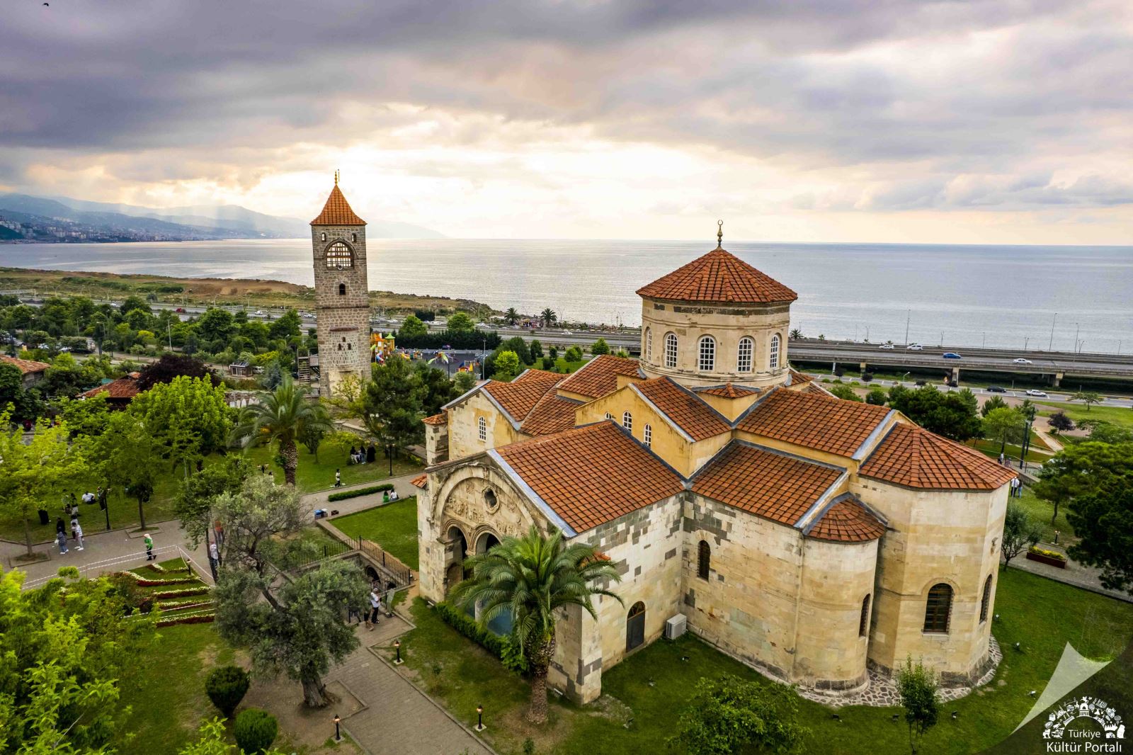 https://www.kulturportali.gov.tr/contents/images/Trabzon_Ayasofya_Camii%2811%29%20kopya.jpg