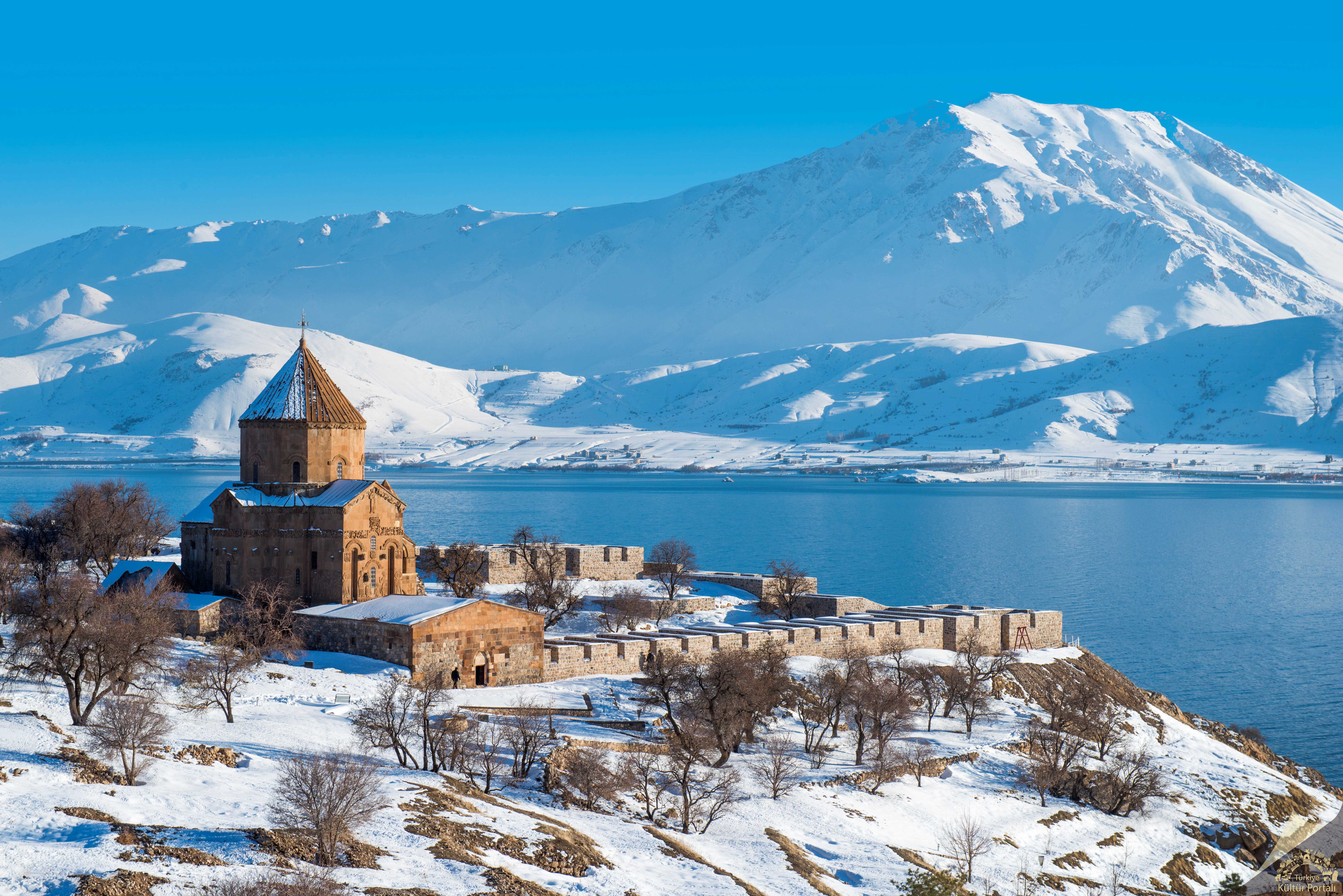 Ереван турция. Озеро Севан Армения зимой. Севанаванк Армения зимой. Ереван озеро Севан. Севанаванк монастырь Армения.