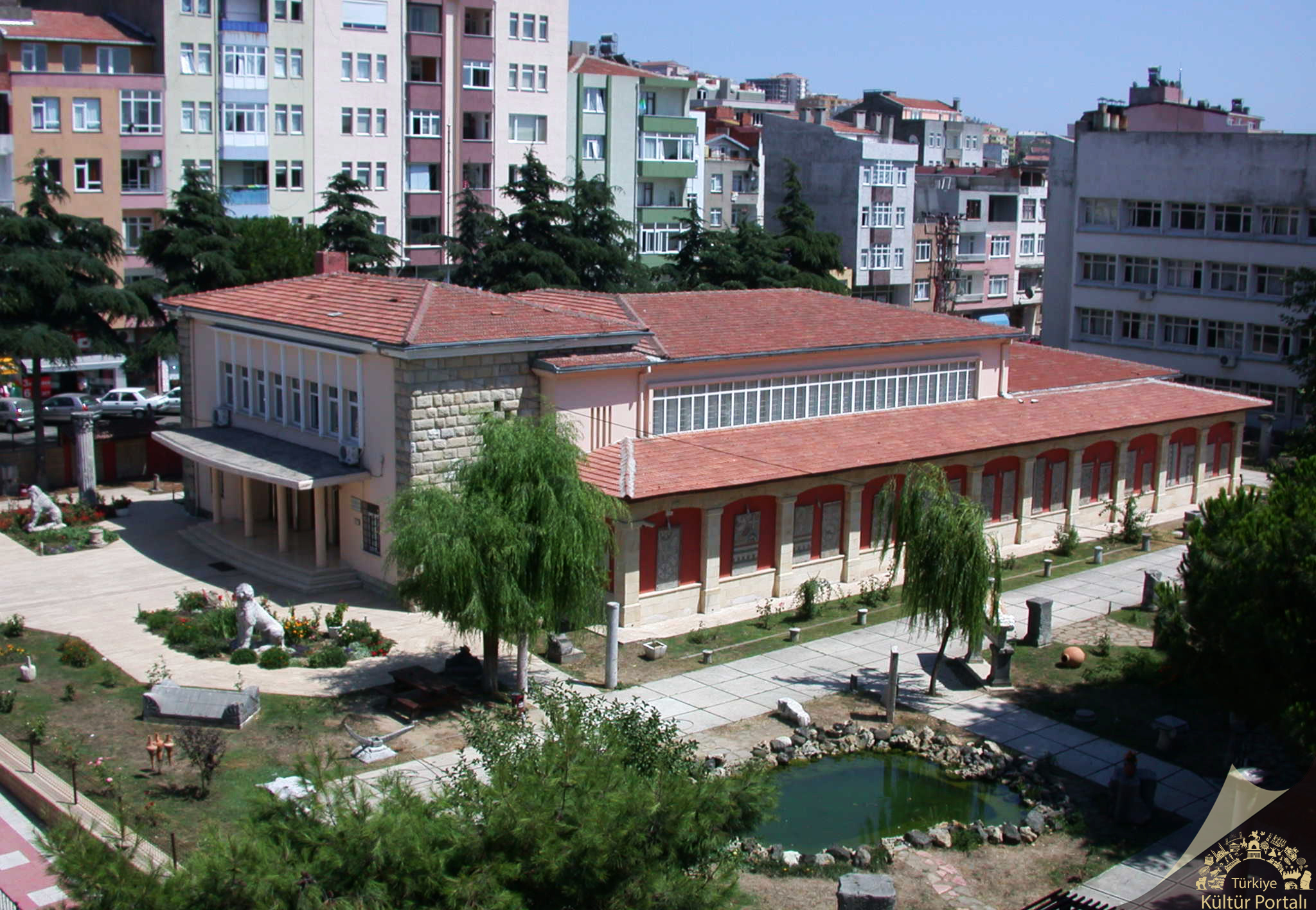 Sinop Arkeoloji Müzesi bahçesinde taş eserler