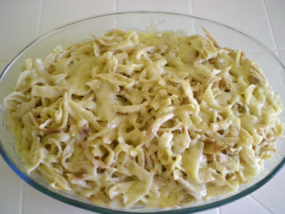 mayalı hamur muska veya eksem şeklinde içine kıyma konmadan makarna