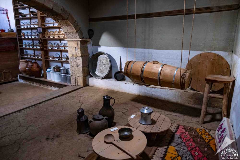 https://www.kulturportali.gov.tr/repoKulturPortali/large/SehirRehberi//GezilecekYer/20250521100004153_Kenan%20Yavuz%20Etnografya%20Muzesi%20DSCF4868%20kopya.jpg?format=jpg&quality=50
