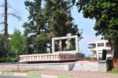 Karagöz ve Hacıvat Anıtı Osmangazi/Bursa, Bursa Valiliği arşivinden 2012 yılında alınmıştır.