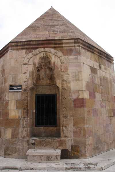 NUEDDİN SALİH (KEMANKEŞ) KÜMBETİ (İl Kültür ve Turizm Müdürlüğü Arşivi)