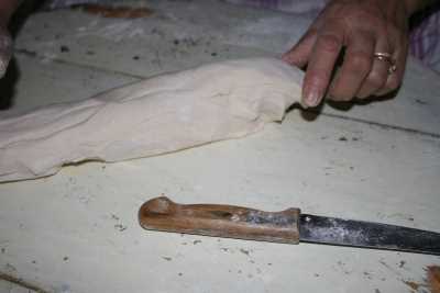 Pırasa böreği hamurunun hazırlanışı