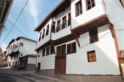 Halit Sokak Foto İl Kültür ve Turizm Müdürlüğü Araştırmacı Ömer Işıdan'dan alınmıştır.