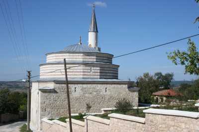 Vize Hasan Bey Camii (14. y.y. sonlarına kadar havra olarak kullanılmakta iken camiye çevrilmiştir. 