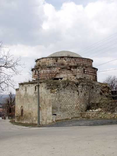 Vize Hasan Bey Camii (14. y.y. sonlarına kadar havra olarak kullanılmakta iken camiye çevrilmiştir. 
