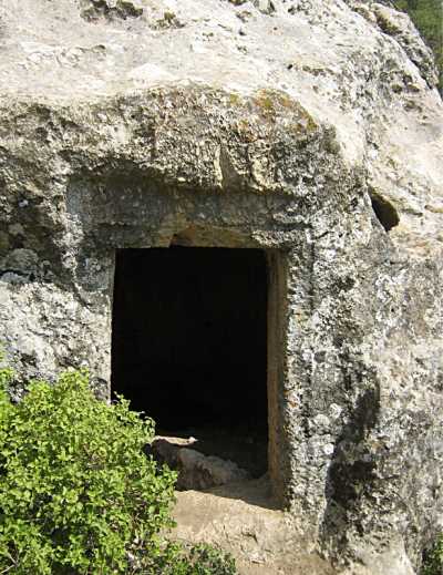 Odalarüstü Mevkii Kaya Mezarları