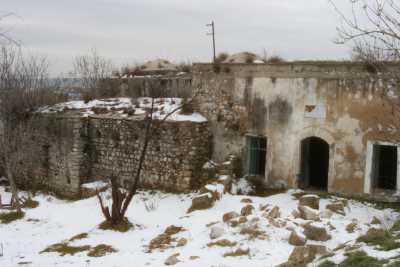 Vize Sadri Bey Camiinden günümüze kalmış taş duvar ve bitişiğindeki hamam kalıntısı