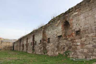 Lüleburgaz Sokullu Mehmet Paşa Kervansarayından günümüze kalan iç duvar kalıntısı. 