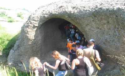 Mağara ve ziyaretçiler -(Fotoğraf: Samsun İl Kültür ve Turizm Müdürlüğü arşivi)