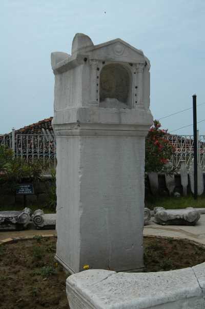 Crispos Anıt Mezarı