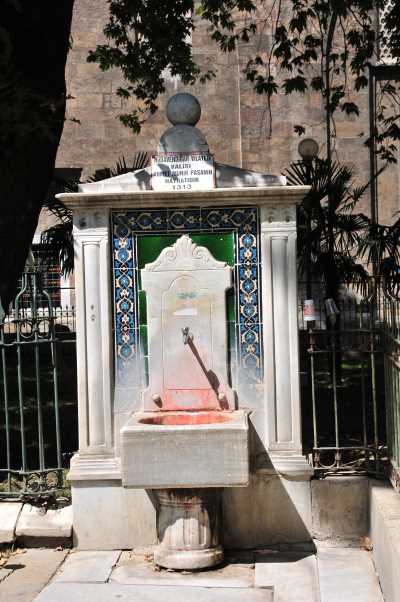 Münür Paşa (Ulucami Avlusu) Çeşmesi Osmangazi/Bursa, Bursa Valiliği arşivinden 2012 yılında alınmıştır.