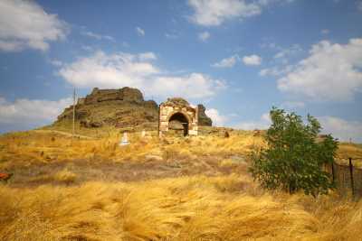 Yozgat, Akdağmadeni İlçesi Muşali Köyünde Bulunan:
(Muşali Kalesi ve Ali Çelebi Türbesi)