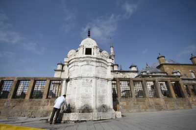 Çapanoğlu (Büyük) Camii Hamidiye Saatli Çeşmesi 