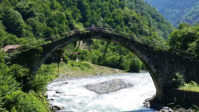 Şenyuva köprüsü Kaynak: Rize İl Kültür ve Turizm Müdürlüğü Fotoğraf Arşivi