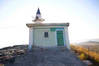 Yozgat İli, Kadışehri İlçesi, Akçakale Köyündeki Kalenin tepesinde bulunan 'Şemunel Gazi' Türbesi
