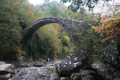 Bayırcık Kirazlık Köprüsü 
Kaynak: Rize İl Kültür ve Turizm Müdürlüğü Fotoğraf Arşivi