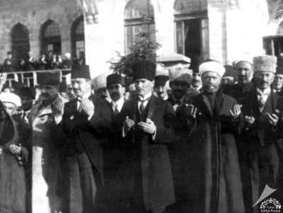 Atatürk Birinci Meclis Açılış Töreninde