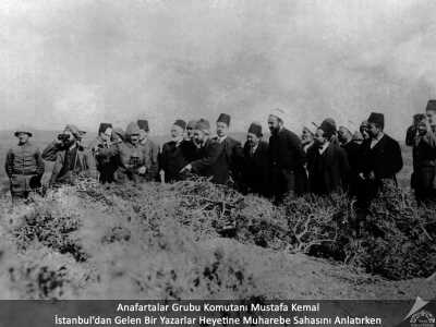 Anafartalar K. Mustafa Kemal İstanbul’dan Gelen Bir Yazarlar Heyetine Muharebe Sahasını Anlatırken