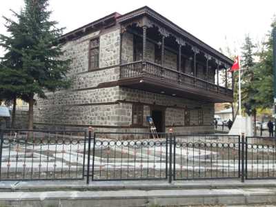 19. yüzyılın ilk çeyreğinde yapılmış olan konak iki katlı olup,bu dönem Osmanlı mimari tarzını yansıtan önemli sivil mimari örneklerinden birisidir. Konağın güney cephesindeki büyük balkonunun ahşap süslemesi ile iç mekanındaki ısıtmayı sağlayan peç sistemi yapının en dikkat çekici mimari özelliğini yansıtır. 1877-1878 Osmanlı-Rus savaşı sırasında ordu komutanı Gazi Ahmet Muhtar Paşa tarafından bir süre karargah binası olarak kullanılan konak 2001 yılında restore edilerek Güzel Sanatlar Galerisi olarak hizmete açılmıştır. 