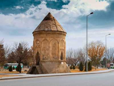 Tarihin Tanıkları Kümbetler
