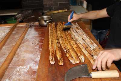 Bafra Pidesine fırçayla tereyağı sürülüyor