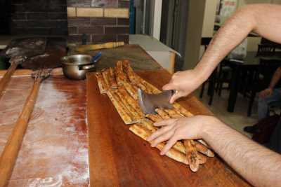 Bafra Pidesi dilimlenerek servise hazır ediliyor